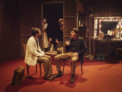 Es una pieza muy completa, muy divertida, en la que vemos a los actores entre bastidores preparándose para salir a escena. Una de las fascinaciones de “Mihura, el último comediógrafo” es ver cómo el TEU monta la obra. Es algo muy mágico. Creo que habrá momentos muy mágicos, porque tenemos siete intérpretes que son la bomba. Rulo Pardo es el Mihura mayor (unos cincuenta y pico años), David Castillo es el Miguel joven, que se va con Alady, con las bailarinas, con los músicos y coreógrafos venidos de otros lugares.